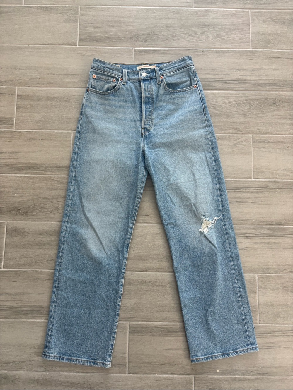 Levi's Ribcage Straight Jeans with Knee Rip - 28